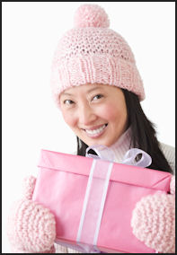 asian-woman-knit-macrame-hat-gloves-pink-richardstep