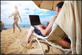 mobile-workforce-management-man-beach-laptop